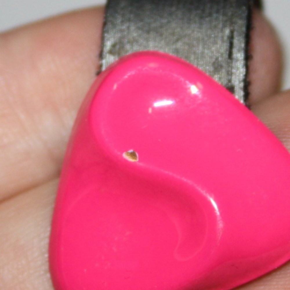 Vintage Retro hot pink triangle earrings - Picture 5 of 5